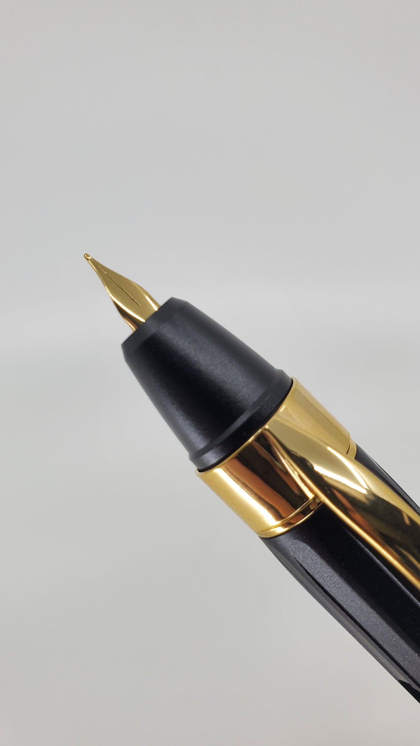 Nahvalur Eclipse Black Gold Capless Fountain Pen